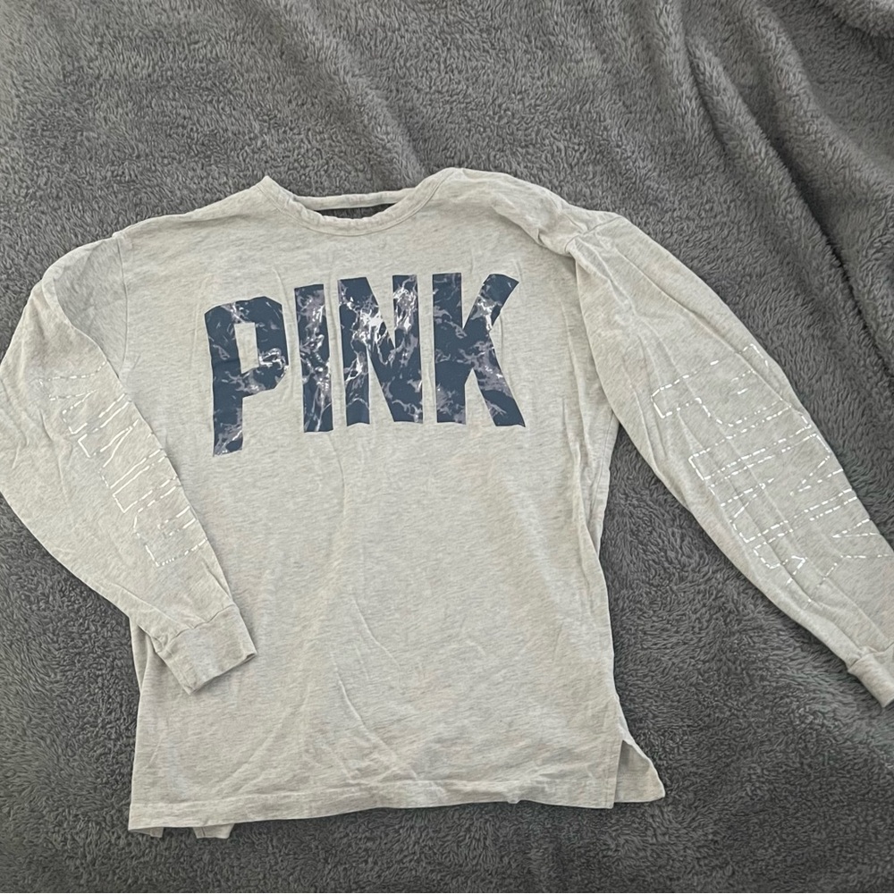 Very good condition is open on the back, fits size M, pink letters are blue